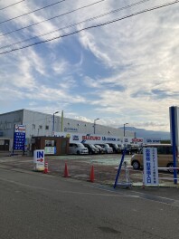 建て替え工事に伴い、駐車場の位置が変更となります。